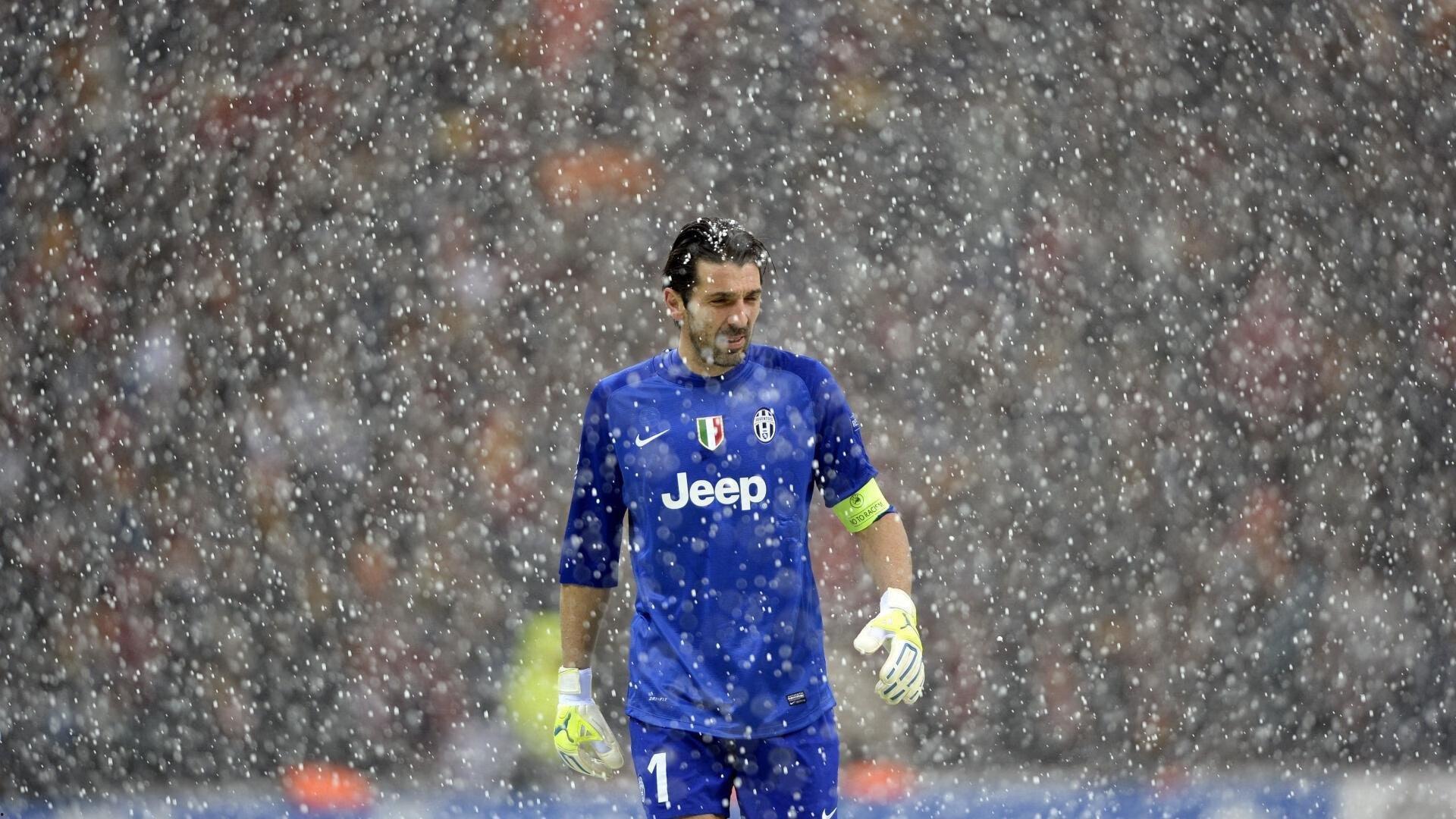 壹号娱乐官网-英超争冠白热化，曼城、阿森纳、利物浦三强鼎立，赛季末悬念迭起